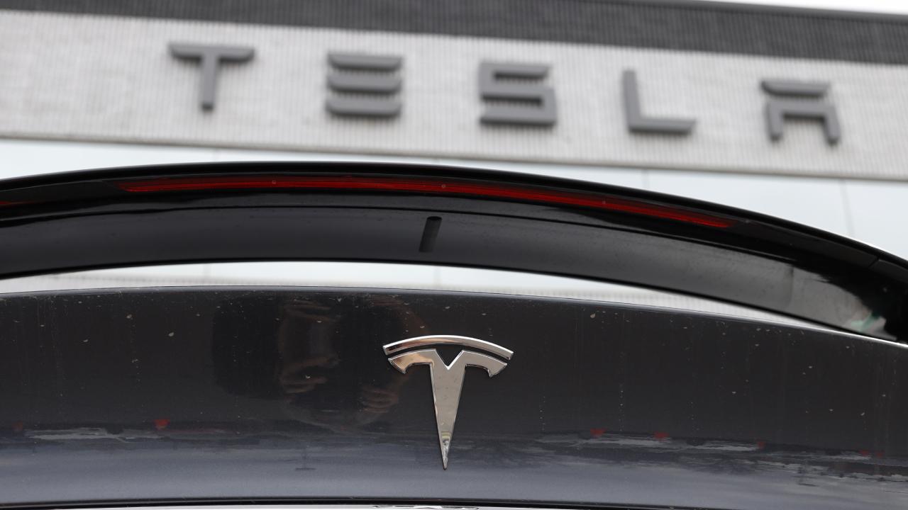 tesla-reu-1959685.jpg