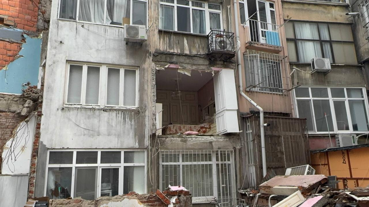 sisli-odas-duvari-yikildi-aa-2478160.jpg