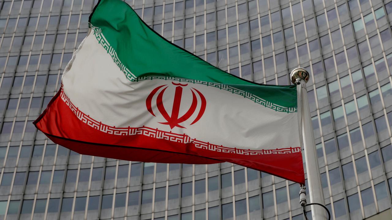 iran-iran-bayrak-reuters-1587410.jpg