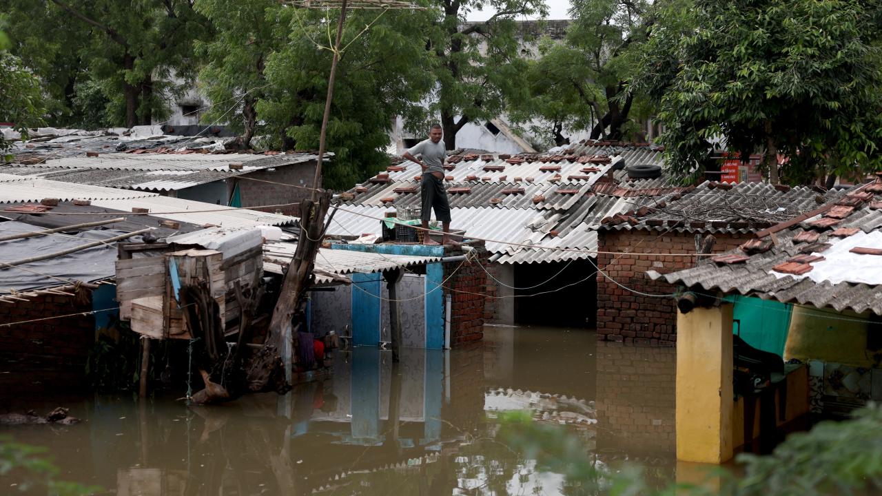 india-flood-reu-2478773.jpg