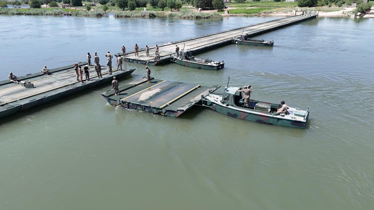 yuzer-kopru-2486054.jpg