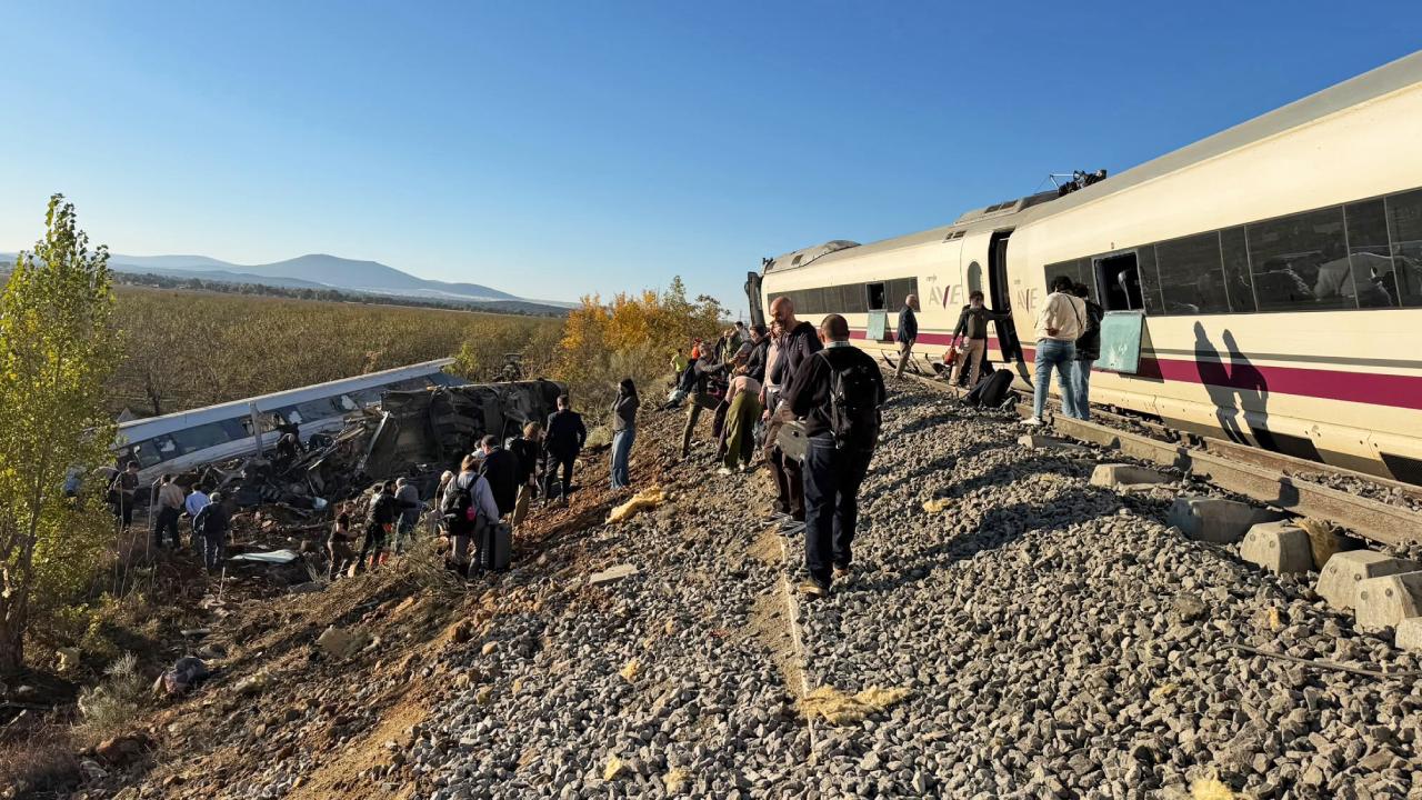 spain-train-crash-el-pais-2499034.jpg