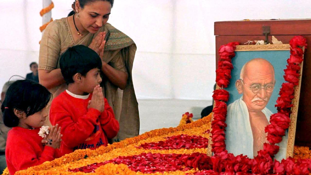 gandhi-1997-2484148.jpg