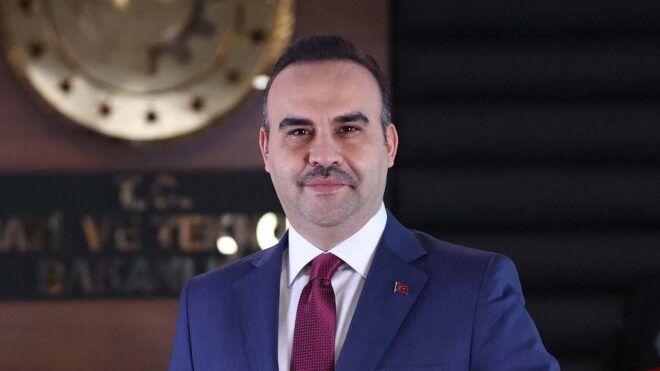 Bakan Kacır: 2027 yılı başından itibaren telefonlarımızdaki yabancı uygulamaların hepsini silmeye ve tümüyle yerli milli navigasyon uygulaması kullanmaya hazırlanıyoruz
